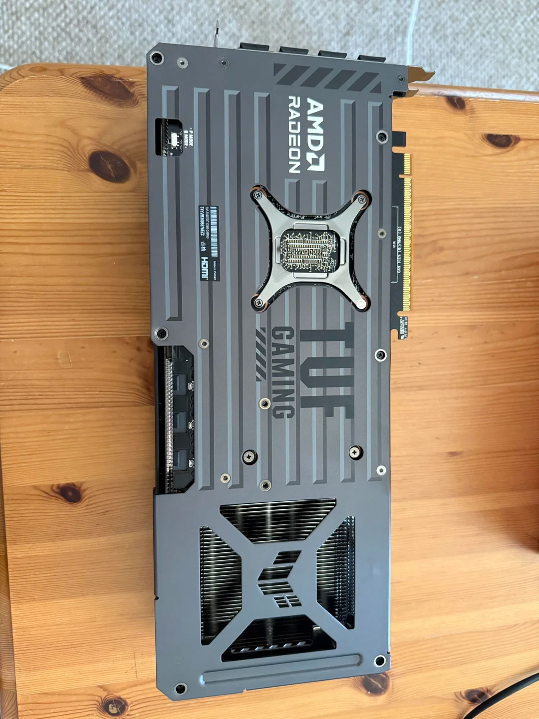 国外玩家换货换到“错版”华硕TUF 9070 XT OC显卡，外壳同时印有AMD RADEON和GEFORCE RTX字样