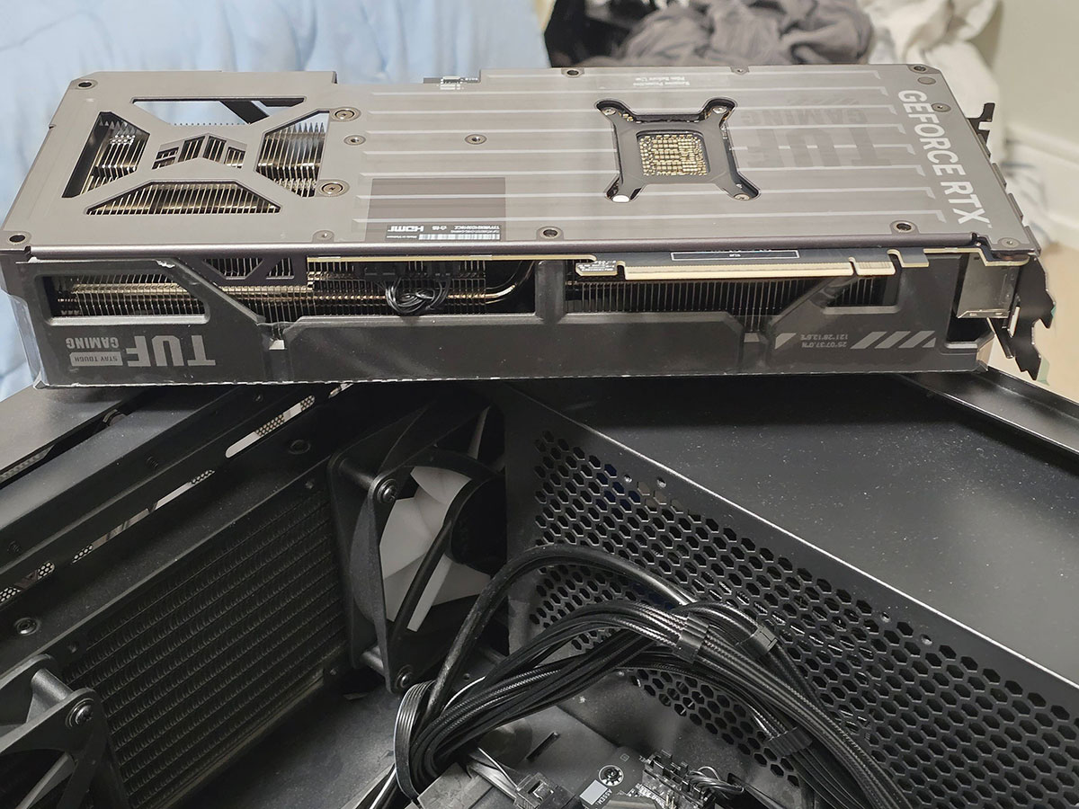 华硕 TUF GeForce RTX 5070Ti 显卡，显卡侧面印有 RADEON 字样