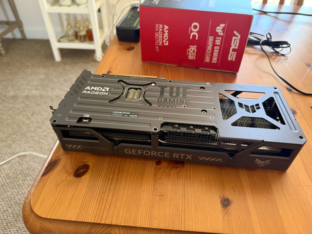 华硕TUF 9070显卡，外壳同时印有 AMD RADEON 和 GEFORCE RTX