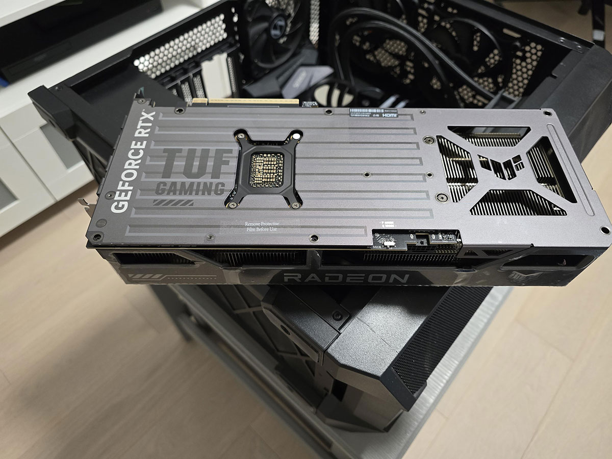 华硕 TUF GeForce RTX 5070Ti 显卡，显卡侧面印有 RADEON 字样