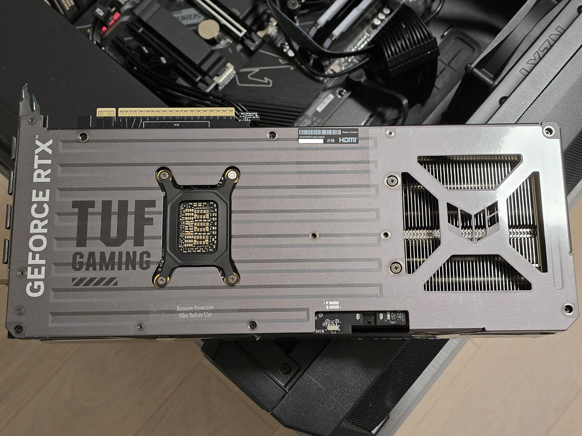 华硕 TUF GeForce RTX 5070Ti 显卡，显卡侧面印有 RADEON 字样
